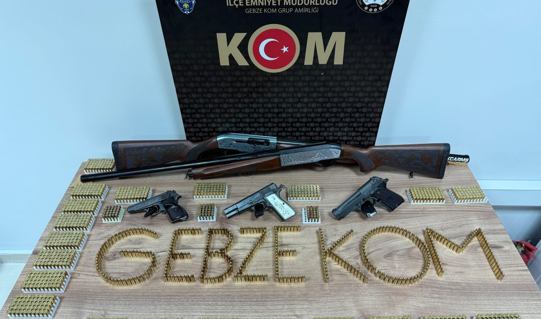 Kocaeli'nin Darıca ilçesinde düzenlenen operasyonda 2 ruhsatsız tabanca, 2 ruhsatsız