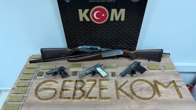 Kocaeli'nin Darıca ilçesinde düzenlenen operasyonda 2 ruhsatsız tabanca, 2 ruhsatsız