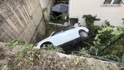Kocaeli'nin Gebze ilçesinde kontrolden çıkan otomobil yaklaşık 5 metre yükseklikten
