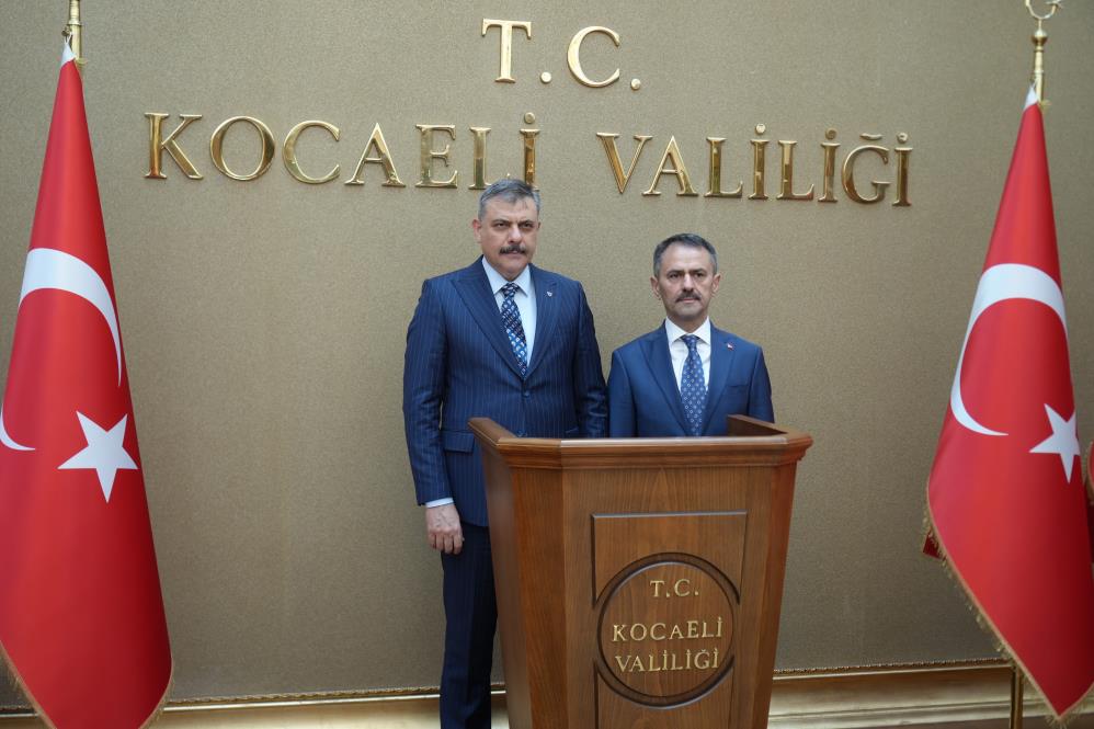 Bakan Çiftçi'den Kocaeli'de akvaryum ve kütüphane ziyareti