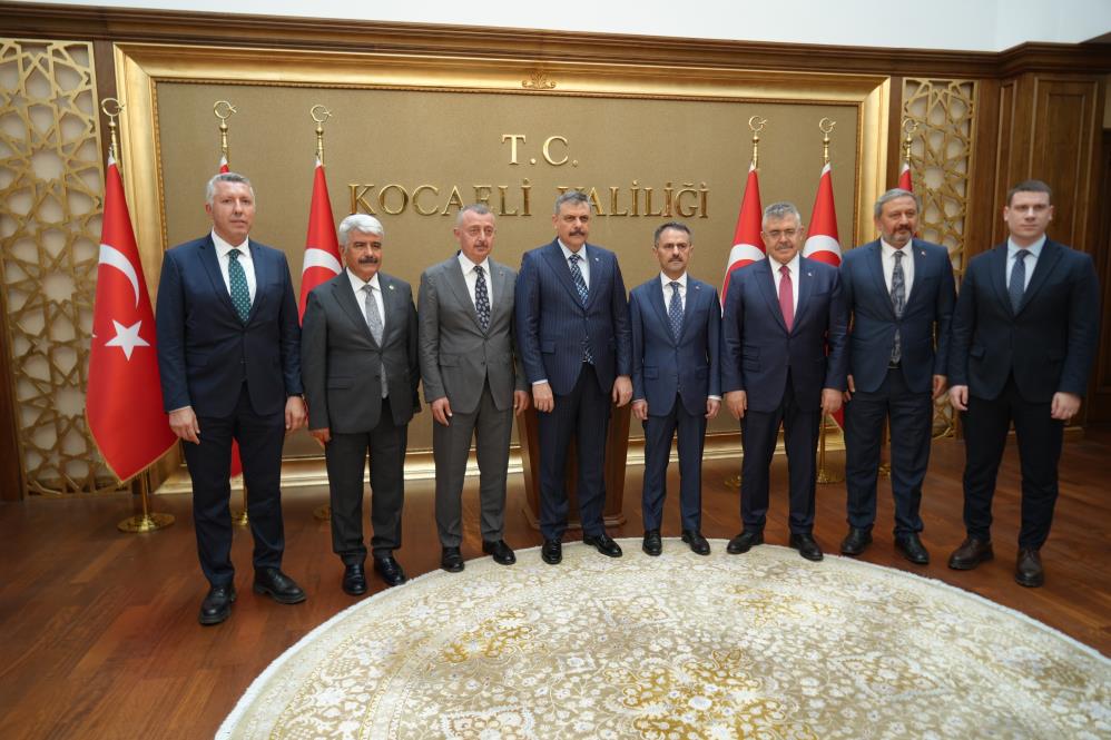 Bakan Çiftçi'den Kocaeli'de akvaryum ve kütüphane ziyareti