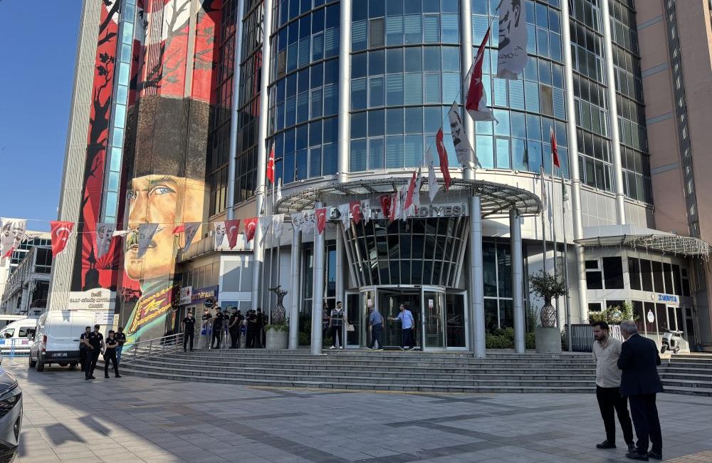 İzmit Belediyesi’nde sabah saatlerinden itibaren büyük bir gizlilik ve titizlikle