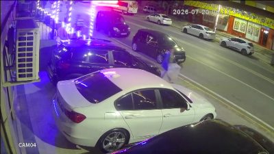 Kocaeli'nin Körfez ilçesinde bir petshopun önünde bulunan mama kutusu, kimliği