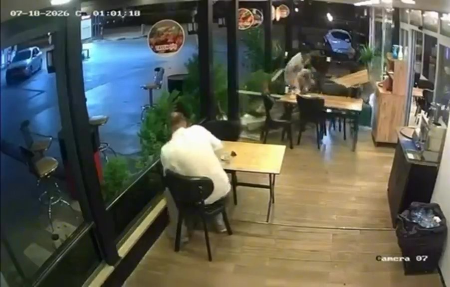 Kocaeli'de feci kaza: Restorana dalan motosiklet yemek yiyen adama çarptı