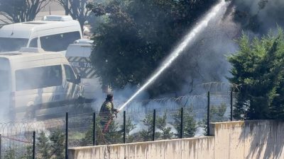 Kocaeli'nin Gebze ilçesinde ağaçlık alanda çıkan yangın, itfaiye ekiplerinin hızlı