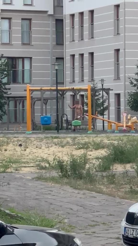 Kocaeli'de dehşet anları: Çocuk parkında elinde bıçakla cinnet geçirdi