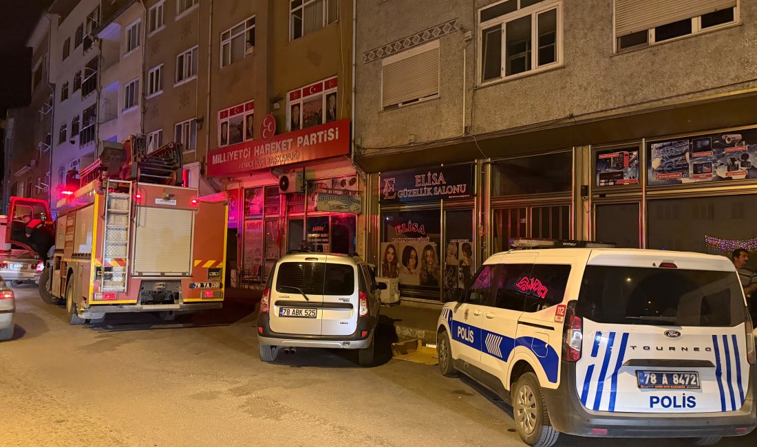 Karabük'ün Yenice ilçesinde bir kişi, eşini meyve bıçağıyla boğazını keserek