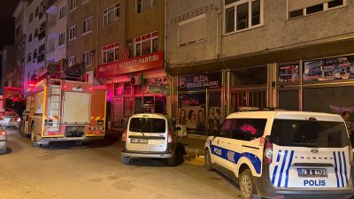 Karabük'ün Yenice ilçesinde bir kişi, eşini meyve bıçağıyla boğazını keserek