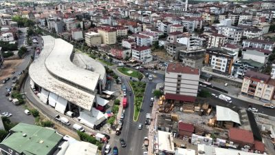 Kocaeli Büyükşehir Belediyesi, Çayırova Uğur Mumcu Caddesi'nde üstyapı çalışmalarını sürdürüyor.