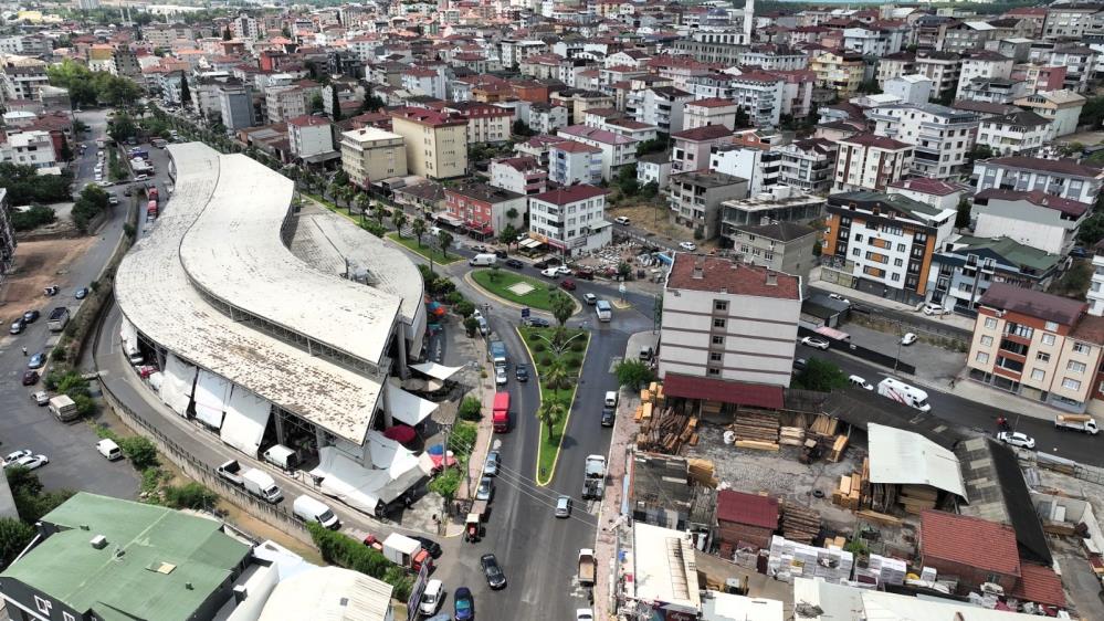Kocaeli Büyükşehir Belediyesi, Çayırova Uğur Mumcu Caddesi'nde üstyapı çalışmalarını sürdürüyor.