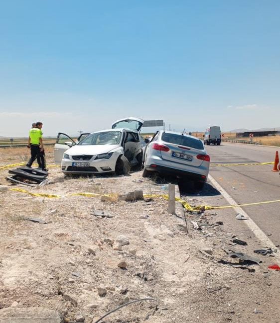 Kayseri'nin Bünyan ilçesinde iki otomobilin çarpışması sonucu meydana gelen trafik