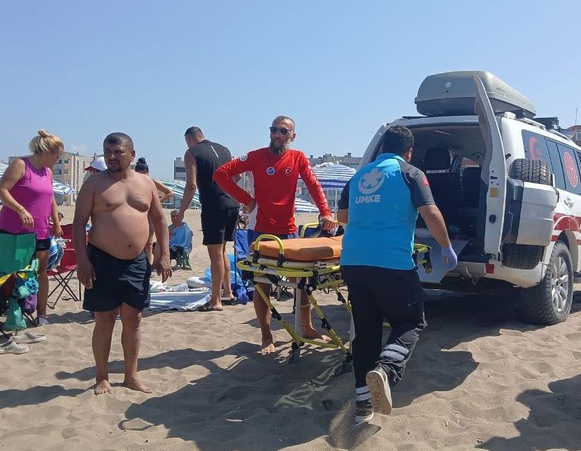 Sakarya'nın Karasu ilçesinde denizde yüzerken boğulma tehlikesi geçiren adam, cankurtaranların