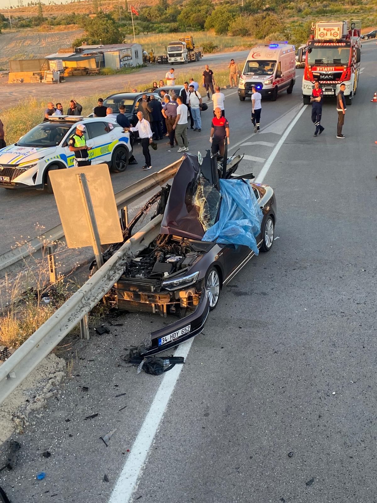 Düğün konvoyunda facia: Bariyerlere saplanan otomobilde ölü ve yaralılar var