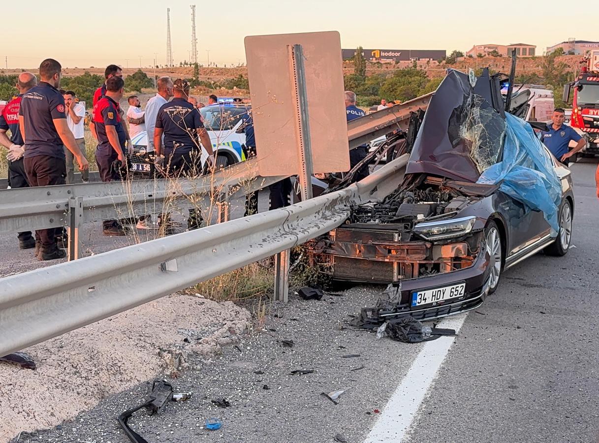 Düğün konvoyunda facia: Bariyerlere saplanan otomobilde ölü ve yaralılar var
