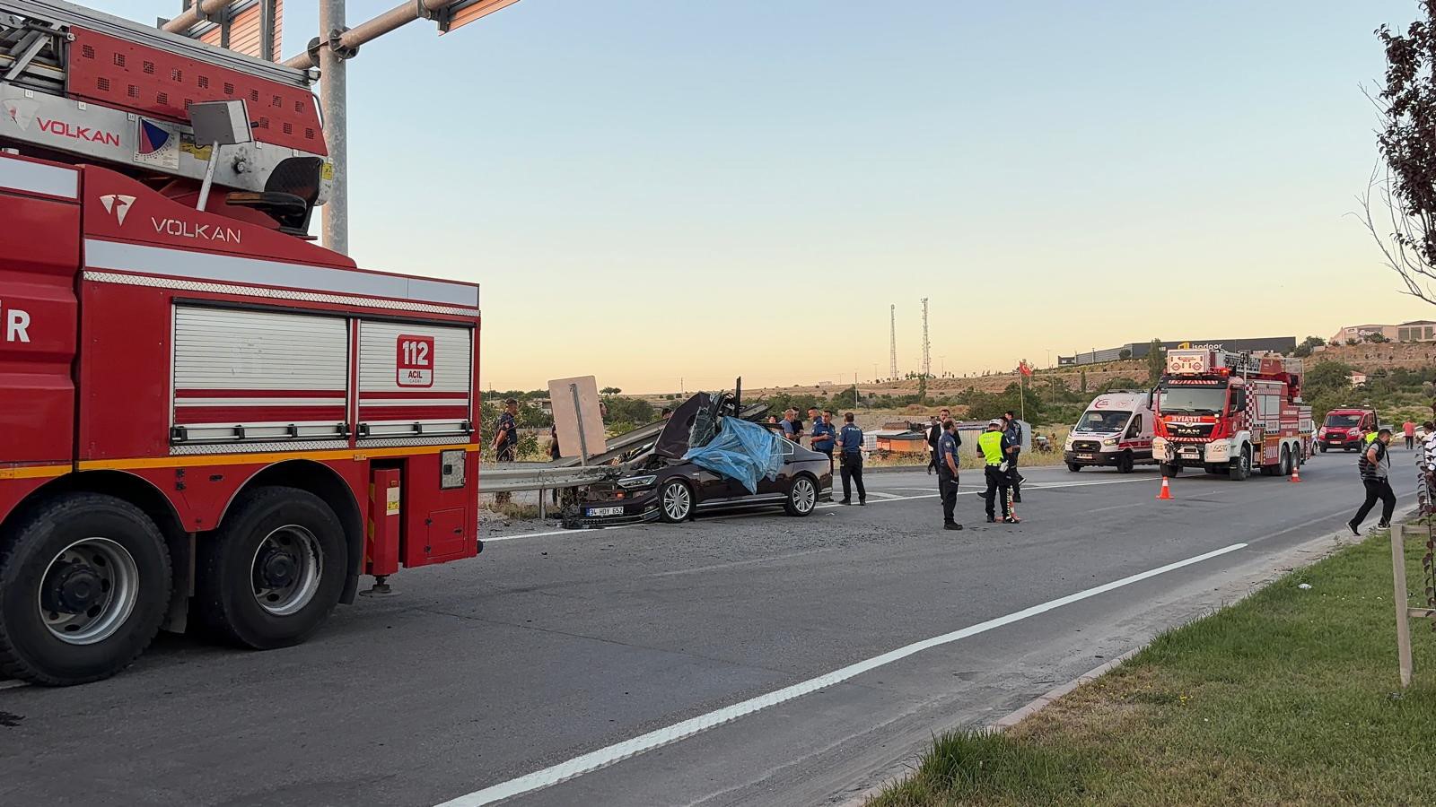 Düğün konvoyunda facia: Bariyerlere saplanan otomobilde ölü ve yaralılar var