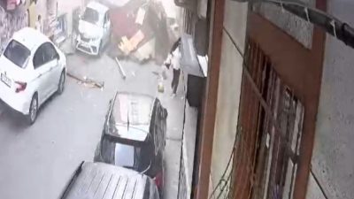 İstanbul Esenler’de etkili olan şiddetli fırtınada bir binanın çatısı yerinden