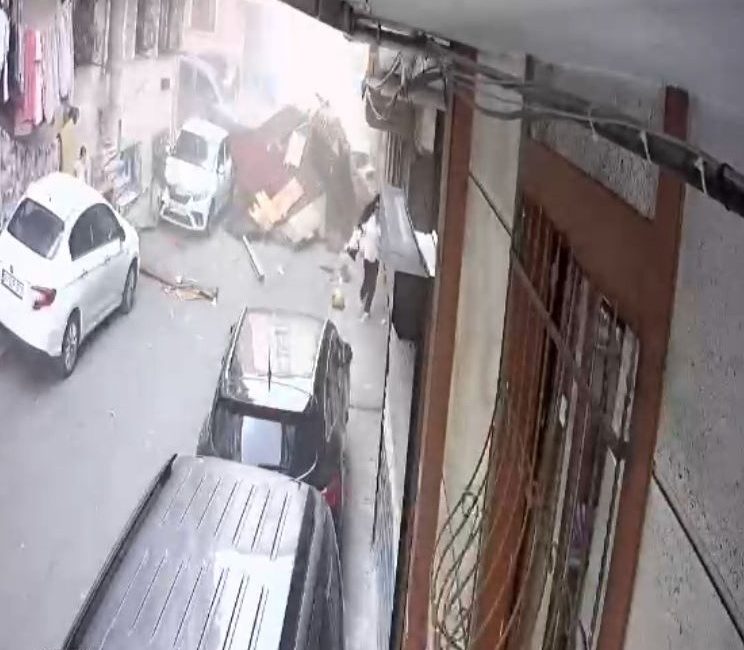 İstanbul Esenler’de etkili olan şiddetli fırtınada bir binanın çatısı yerinden