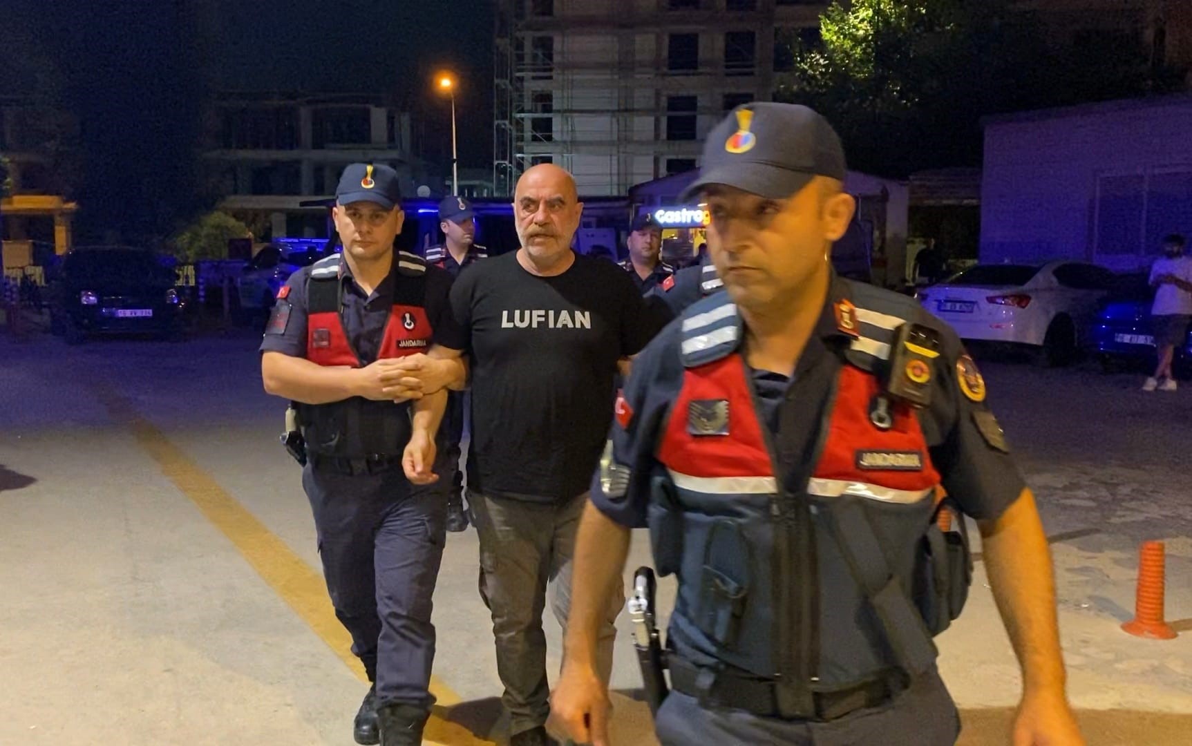 Ünlü oyuncu ve yönetmen Ezel Akay'ın evine baskın: Ekipler bile şaşkına döndü!