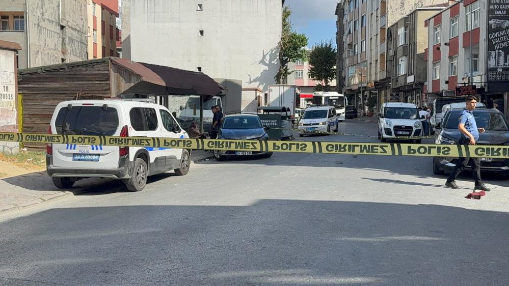 İstanbul Esenyurt'ta sokak ortasında düzenlenen silahlı saldırıda 2 genç yaralandı.