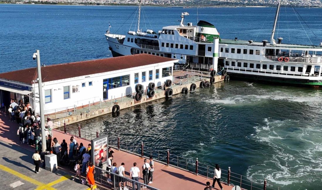 İzmit Körfezi'nde yaz dönemi boyunca her cumartesi düzenlenen "Mehtap Turları"