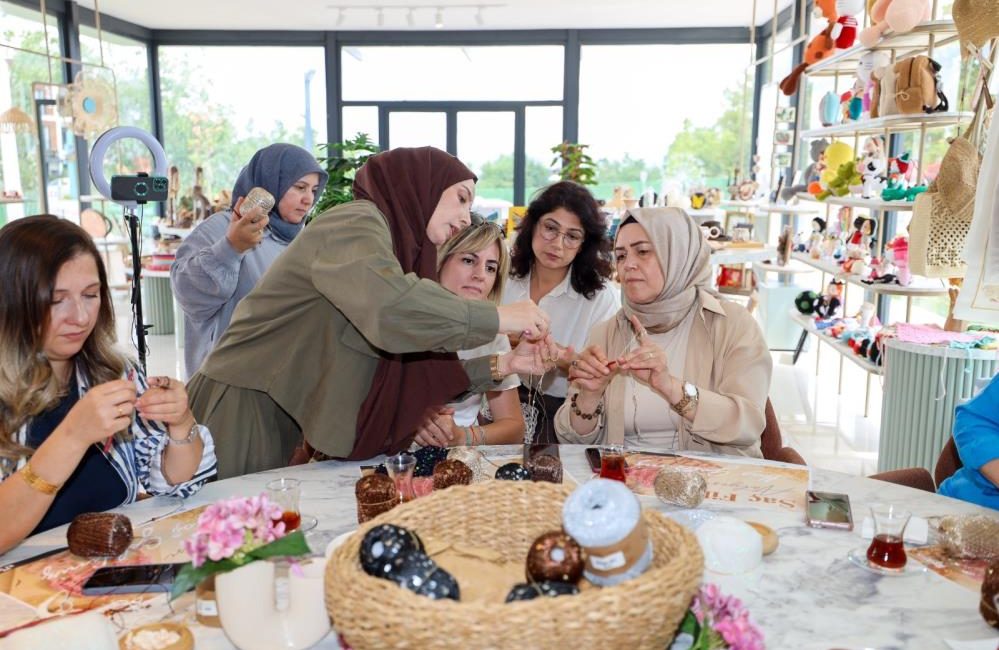 Başiskele Belediyesi'nin BAŞKEM merkezinde düzenlenen saç filesi atölyesi kadınlardan yoğun