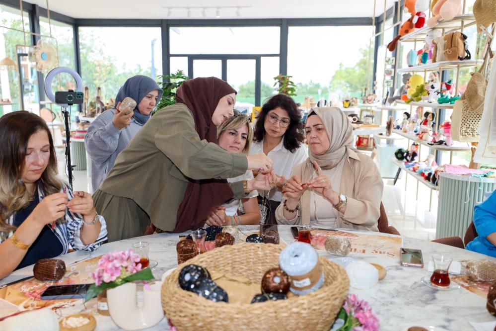 Başiskele Belediyesi'nin BAŞKEM merkezinde düzenlenen saç filesi atölyesi kadınlardan yoğun