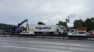 Pendik TEM Otoyolu'nda bariyerlere çarpan tır nedeniyle Kocaeli istikametinde trafik