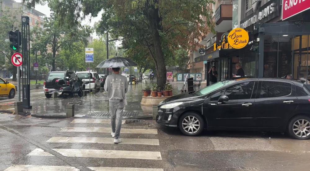 Sağanak Kocaeli'de hayatı felç etti!
