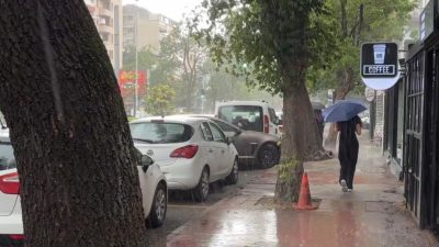 Kocaeli'de öğle saatlerinde etkili olan sağanak yağış günlük yaşamı olumsuz