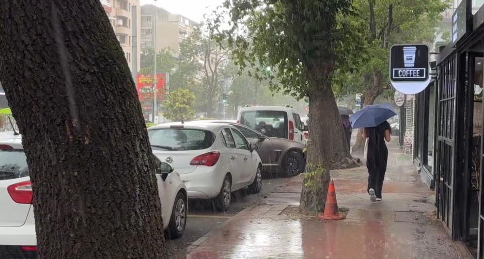 Kocaeli'de öğle saatlerinde etkili olan sağanak yağış günlük yaşamı olumsuz