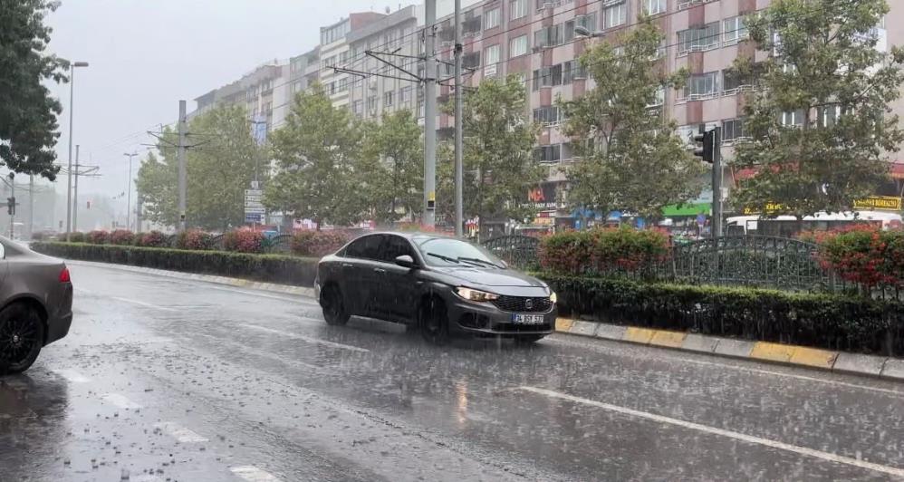 Sağanak Kocaeli'de hayatı felç etti!