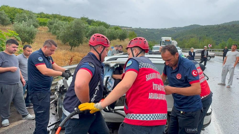 Trafikte can pazarı: Direksiyon hakimiyetini kaybetti, tıra çarptı