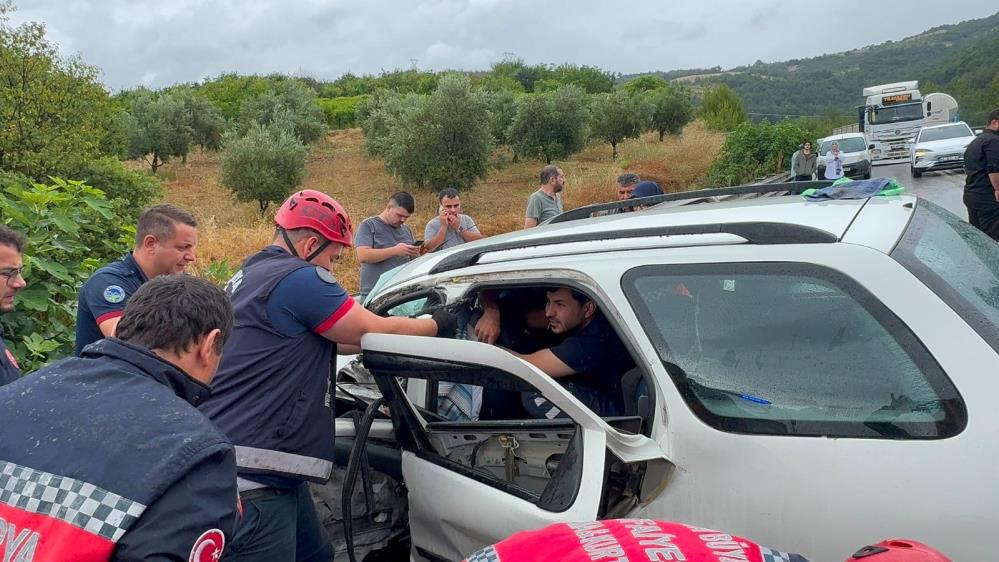 Sakarya'nın Geyve ilçesinde kontrolden çıkan otomobil aynı yönde ilerleyen tıra