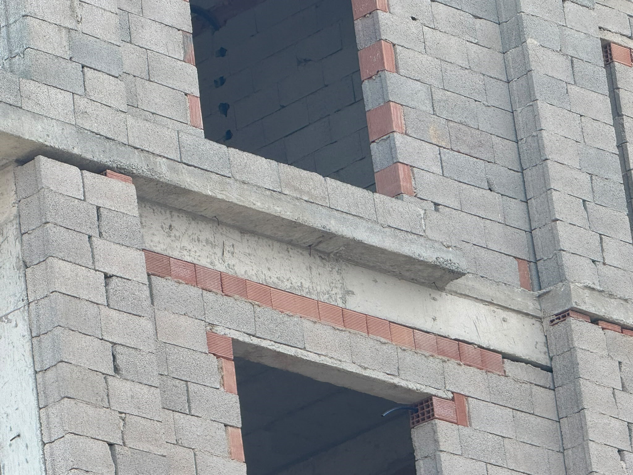 İnşaatta üzerine beton blok düşen işçi hayatını kaybetti