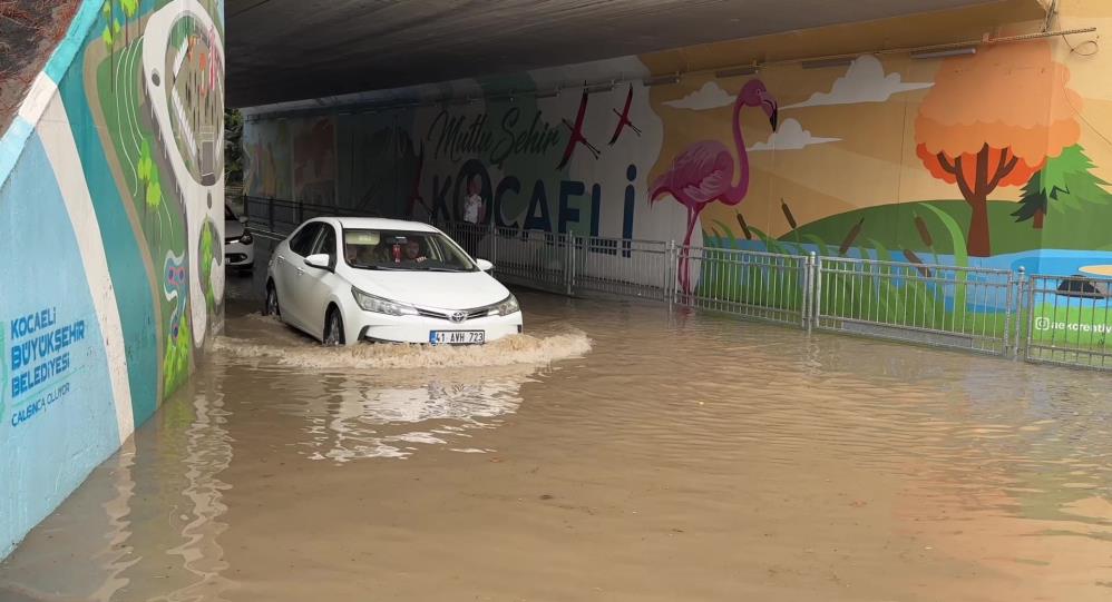 Kocaeli'de sağanak hayatı aksattı! Alt geçit sular altında kaldı