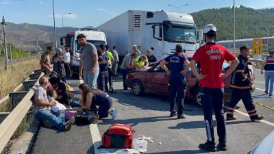 Sakarya'nın Pamukova ilçesinde D-650 kara yolunda iki otomobilin çarpıştığı kazada