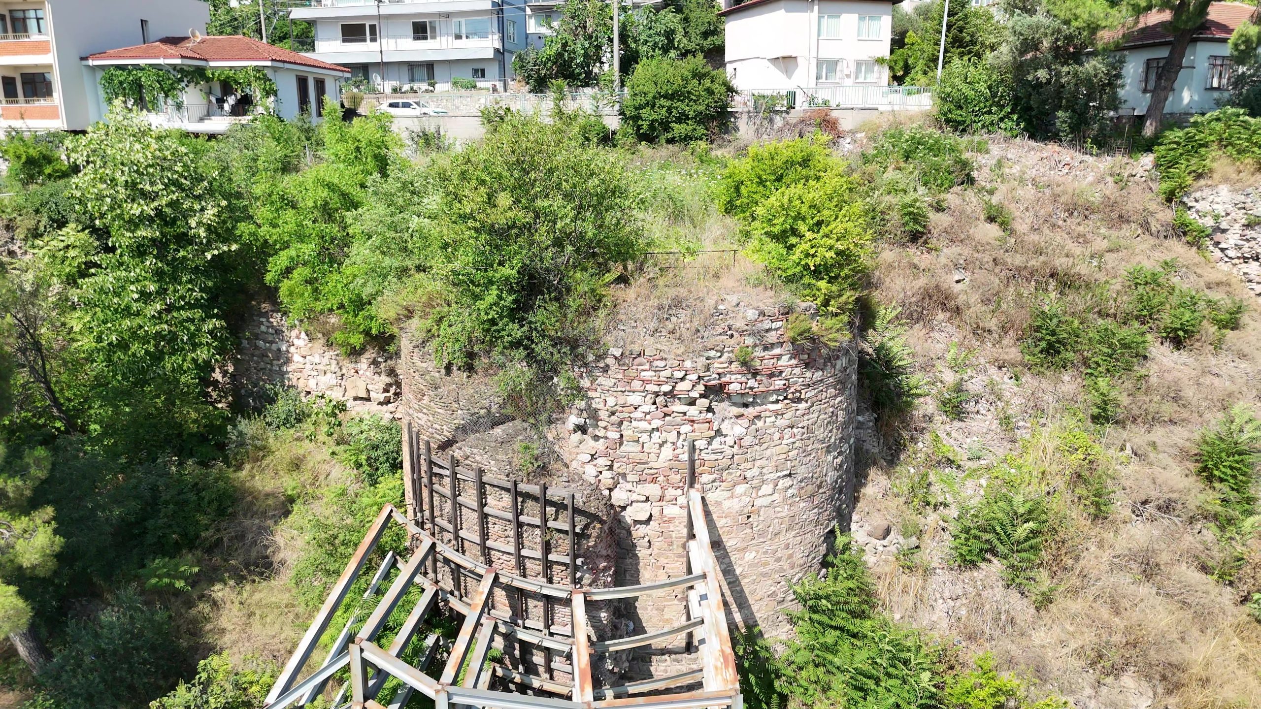 Kocaeli'de 2 bin yıllık tarih yok oluyor: Kentin göbeğinde skandal görüntü!