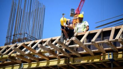 Çayırova Devlet Hastanesi inşaatında 1. kat döşeme beton serimi başladı.