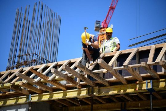 Çayırova Devlet Hastanesi inşaatında 1. kat döşeme beton serimi başladı.