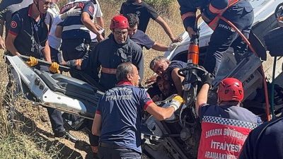 Sakarya'nın Pamukova ilçesinde freni boşalan şeftali yüklü kamyon, önündeki otomobilin