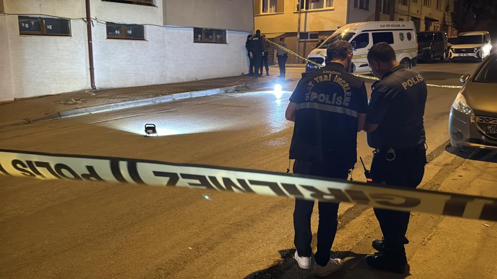 Cadde ortasında silahlı saldırı! Polis şüphelinin peşinde