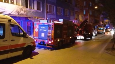 Bursa'nın Osmangazi ilçesinde çıkan ev yangınında yürümekte güçlük çeken 55