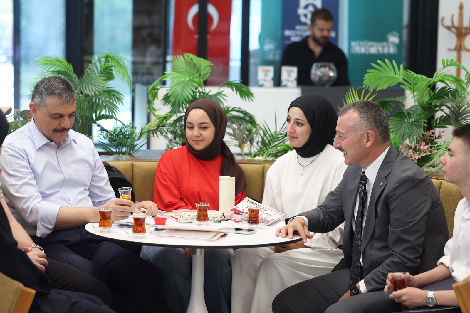 Bakan Çiftçi’den Alev Alatlı Kütüphanesi’ne tam not; “Yeter ki siz okuyun, çalışın”