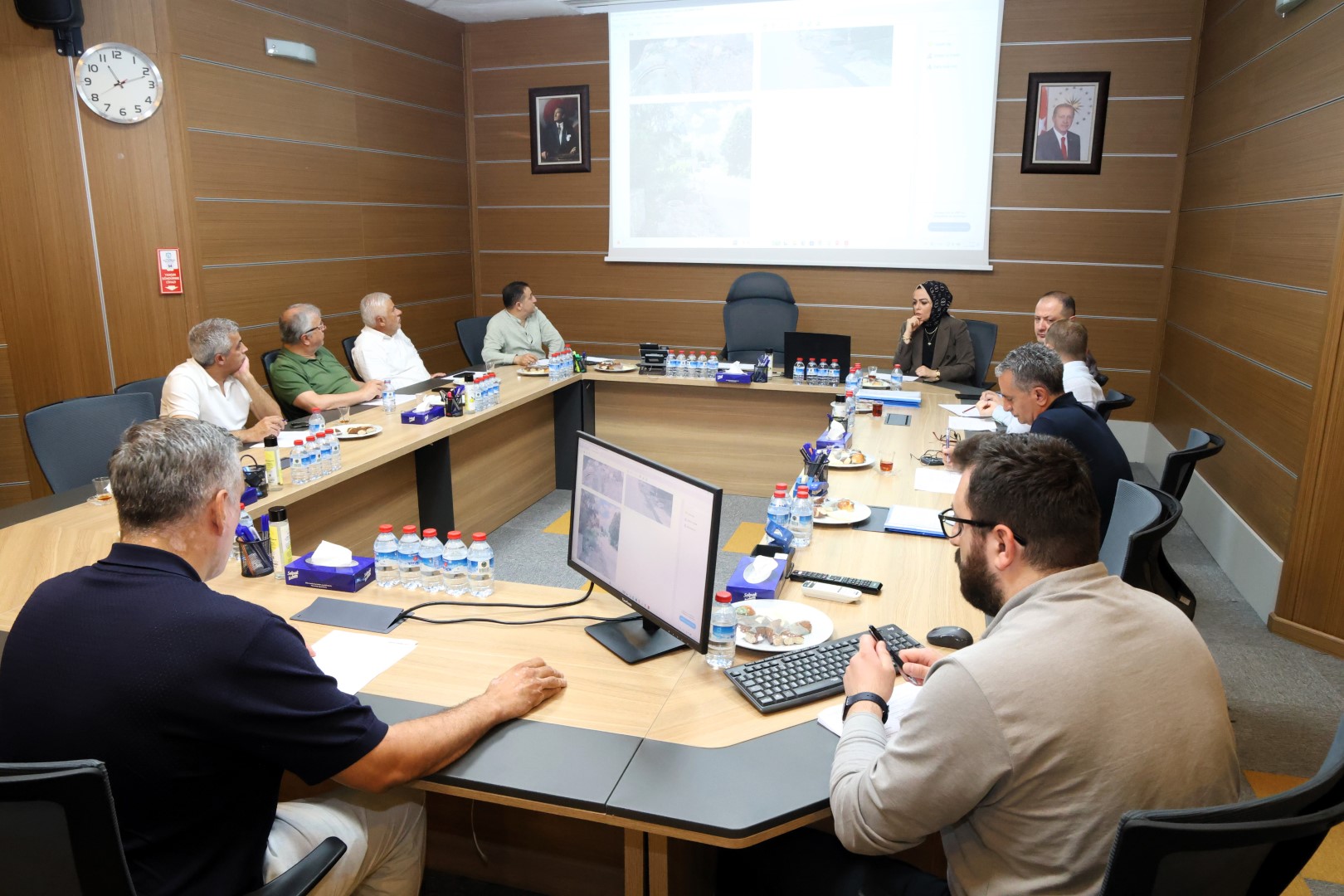 Kocaeli Büyükşehir Belediyesi Encümeni, haftalık olağan toplantısını gerçekleştirerek adeta şehre