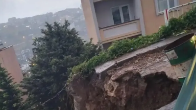 Kocaeli’nin İzmit ilçesinde, bir istinat duvarı tadilatı sırasında yolun bir
