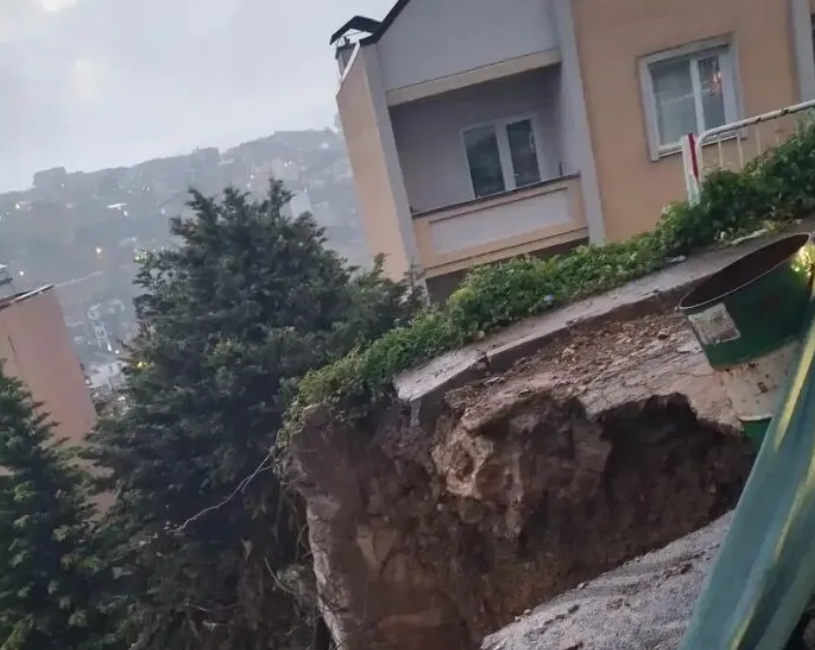 Kocaeli’nin İzmit ilçesinde, bir istinat duvarı tadilatı sırasında yolun bir