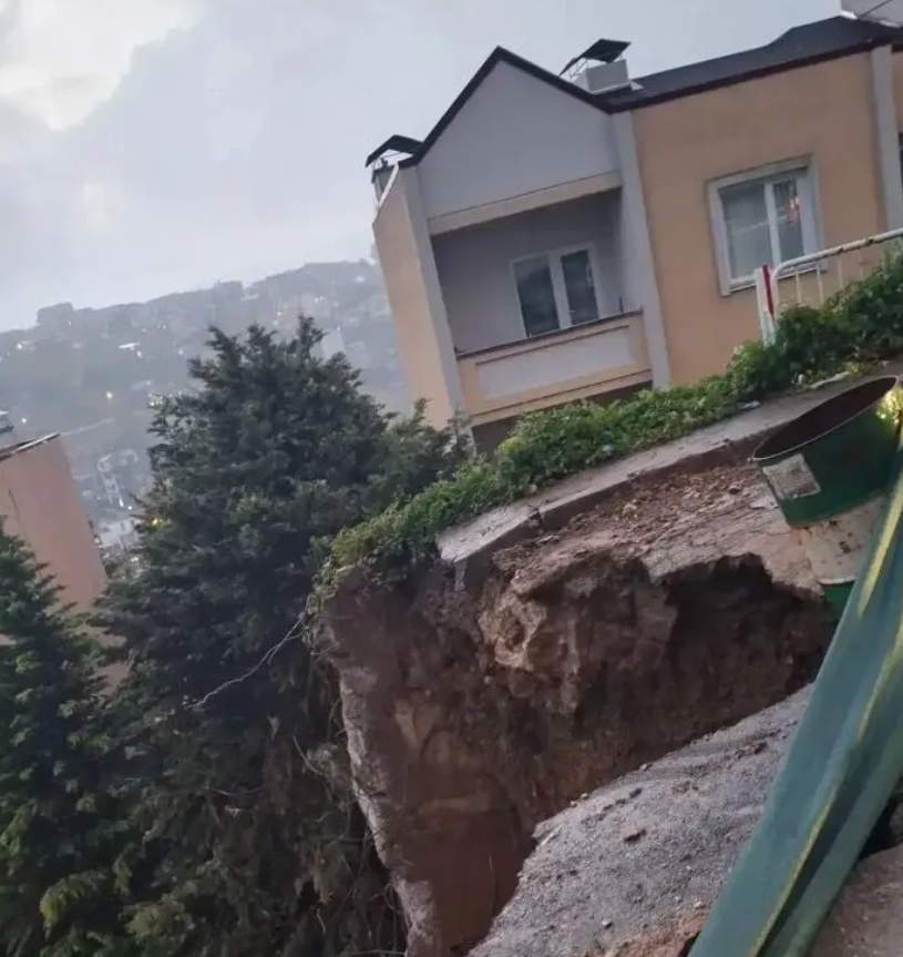 İzmit'te yolda çökme meydana geldi! Ekipler harekete geçti