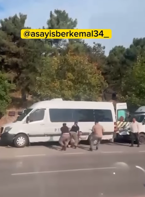Kocaeli'de dehşet: Sürücüyü sopalarla öldüresiye dövdüler!