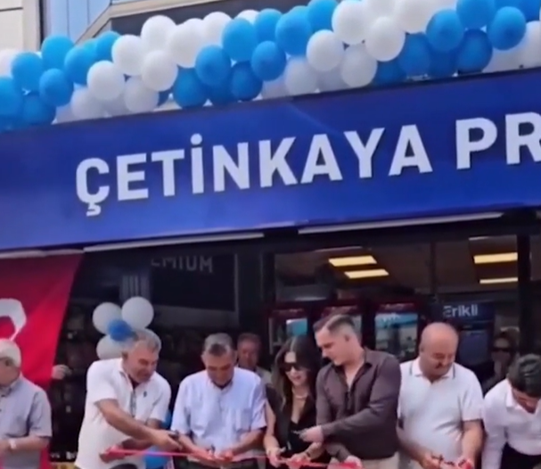Tekel bayisinin açılışını imamla birlikte yaptılar!