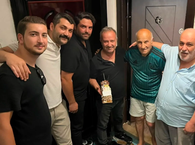Kocaelispor Taraftarından Efsane Kaleci Sümer Yüzer'e Unutulmaz 93. Yaş Sürprizi